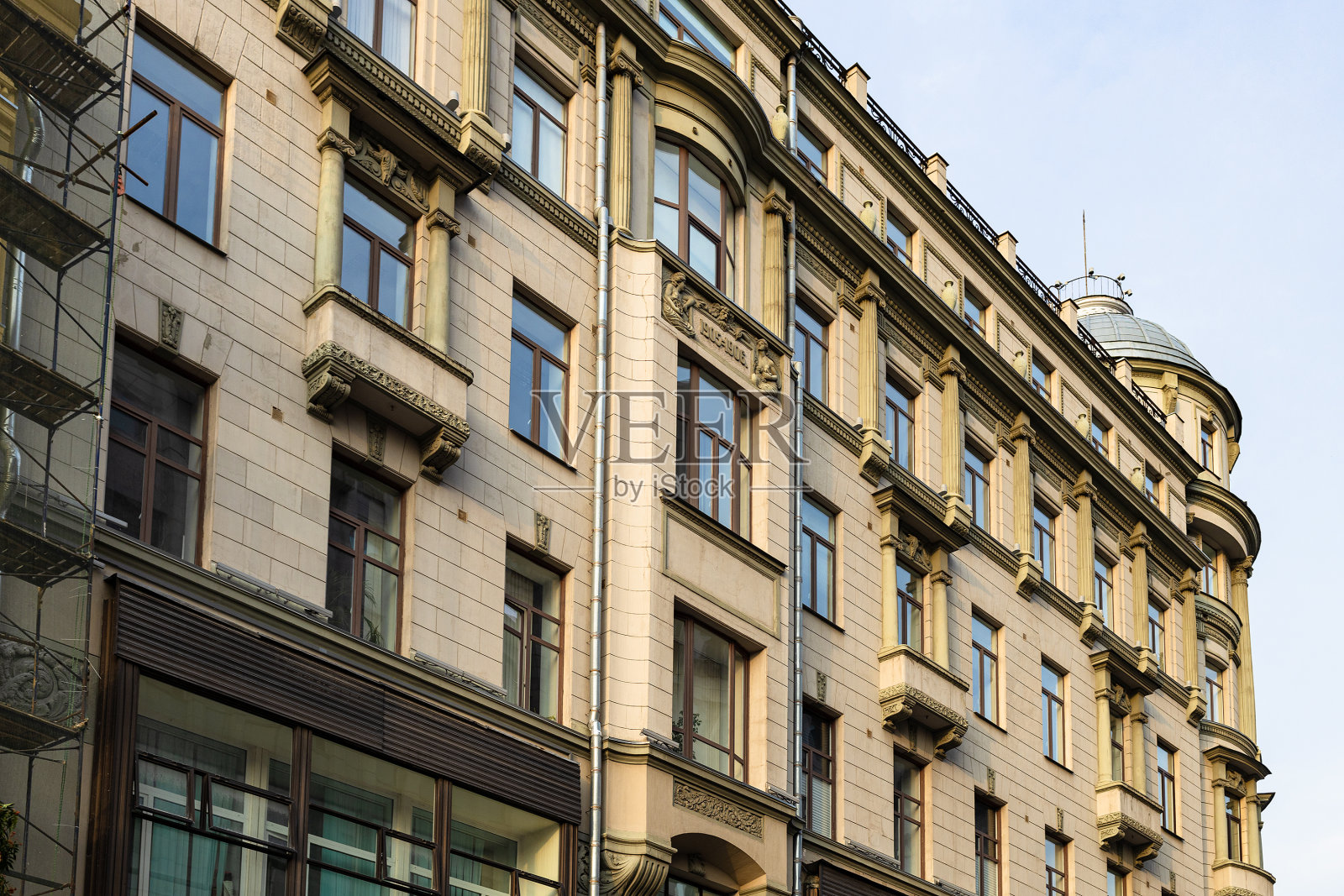 库兹涅茨基大街上旧城市住宅的瓷砖立面照片摄影图片