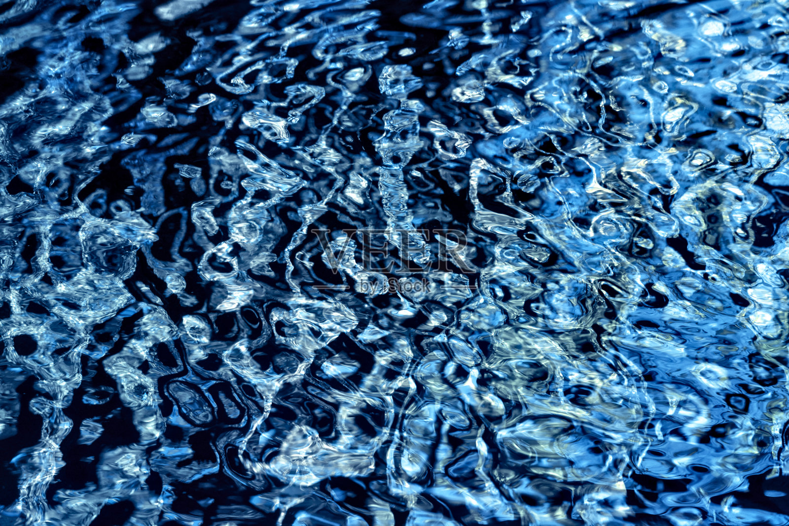 蓝黑色的彩色水背景抽象照片摄影图片