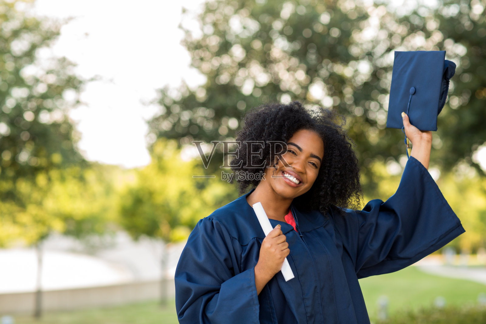 毕业典礼上快乐的非裔美国女性。照片摄影图片