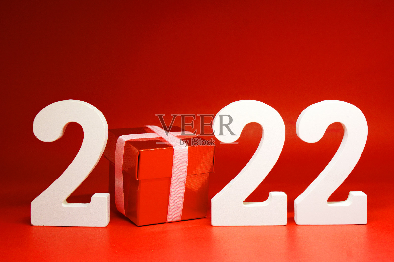 2022数字与红色礼品盒红色图案背景-年底2021和新年快乐2022概念-网上购物盒，营销推广广告设计，红色庆祝节日照片摄影图片