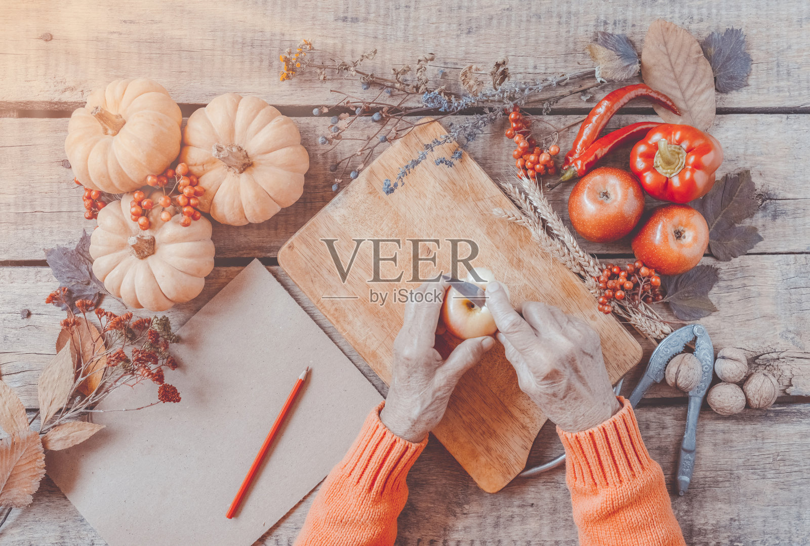 秋天的背景，感恩节的食物，老年妇女的双手。照片摄影图片