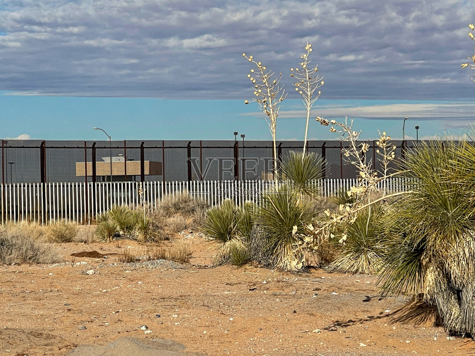 美国和墨西哥之间的边境墙，位于新墨西哥州和墨西哥奇瓦瓦州的圣特雷萨过境点照片摄影图片