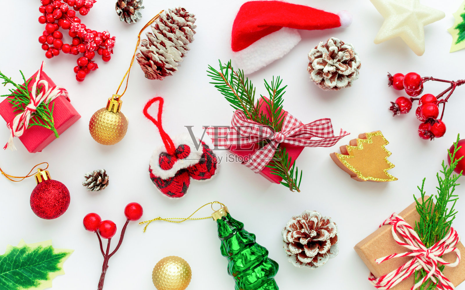 圣诞flatlay组成。圣诞礼物，红色和金色，冷杉树枝和红色浆果。圣诞节，新年概念，冬天照片摄影图片