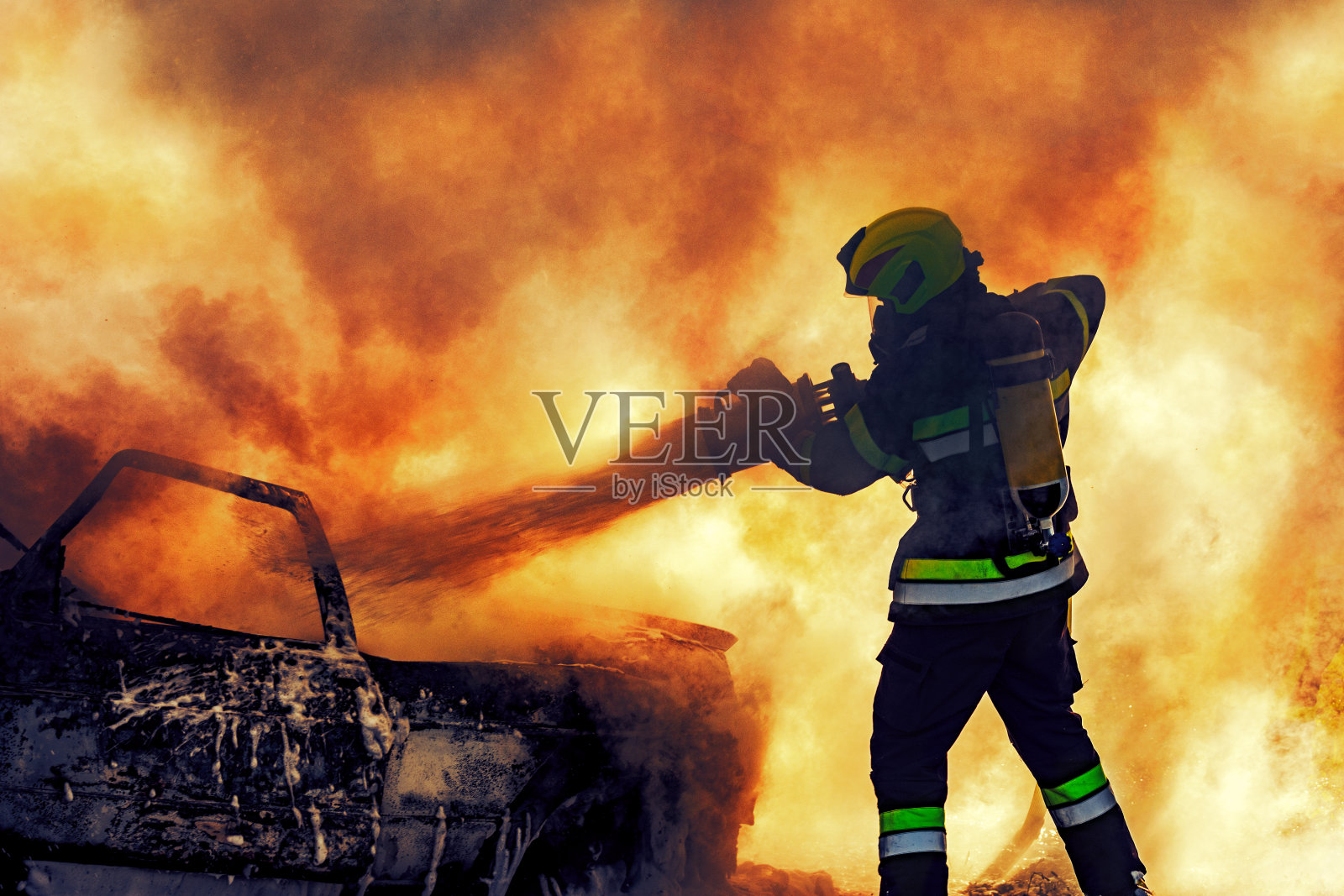 消防员灭火-真正的英雄概念照片摄影图片
