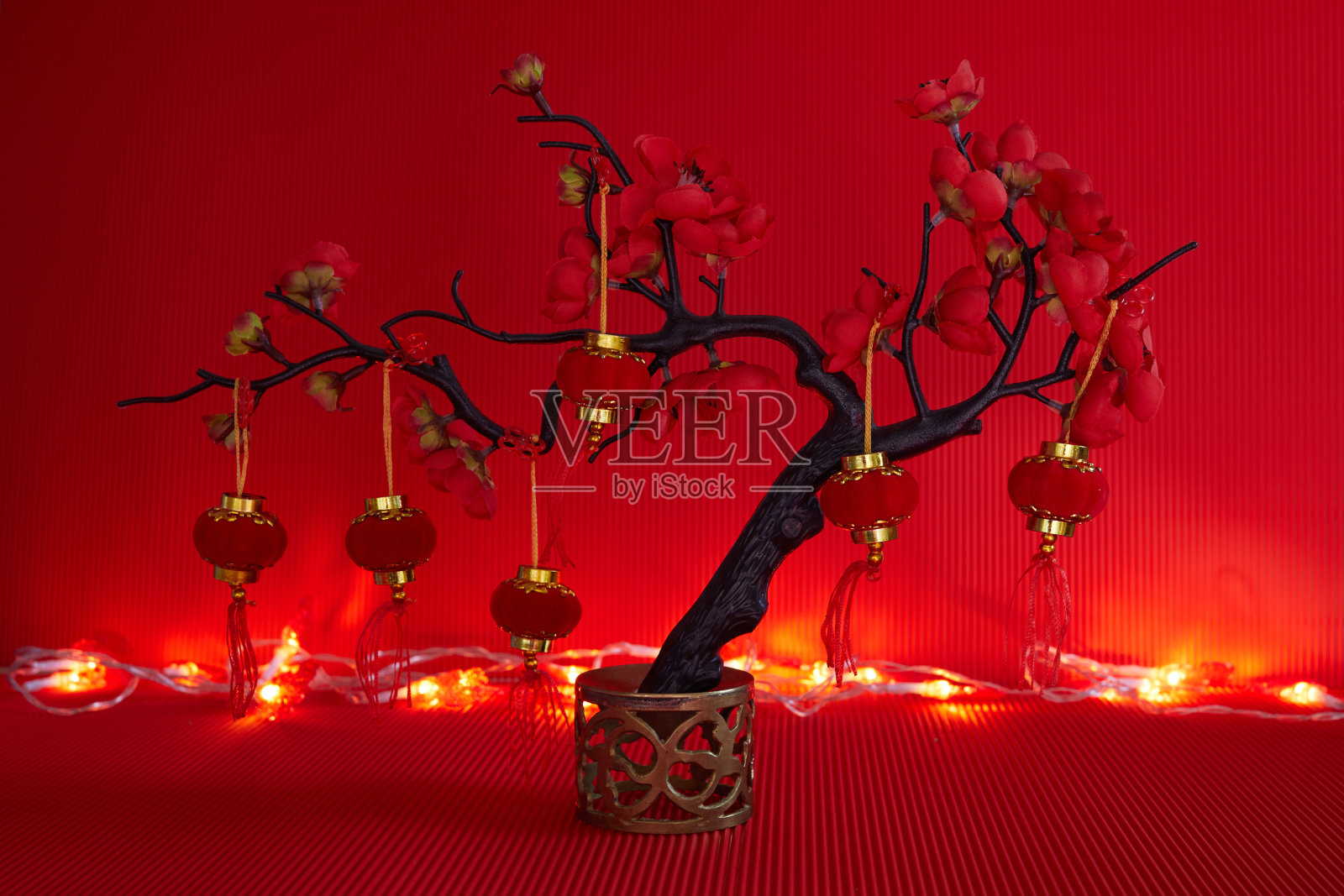 中国新年的灯笼在红色的背景。春节节日装饰。照片摄影图片