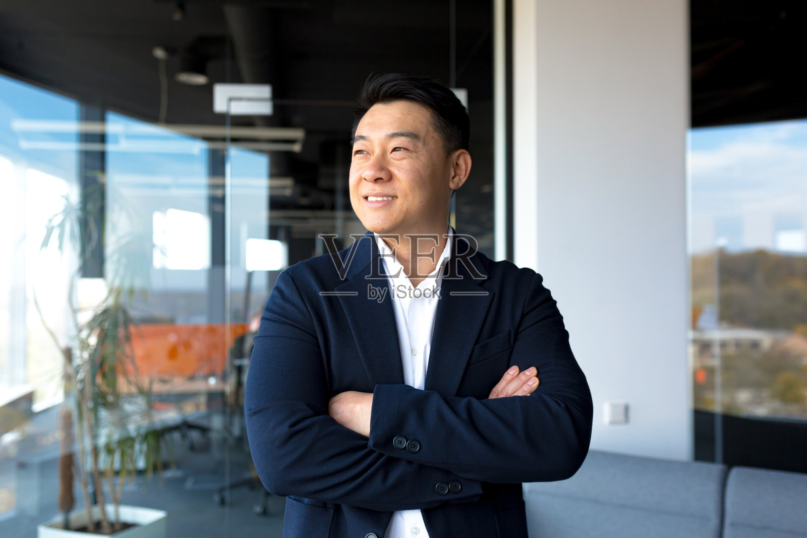 成功的企业老板男老板亚洲人的肖像，快乐的快乐的微笑，在现代办公室的大窗户照片摄影图片