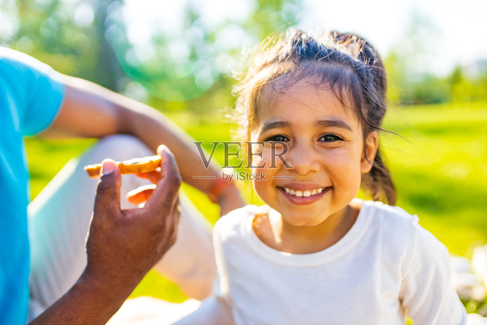 快乐的小女孩在大自然中享受野餐照片摄影图片