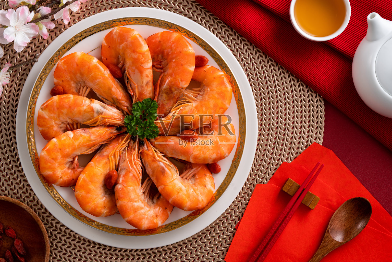 美味的虾泡在中国的酒里，是新年的菜肴。照片摄影图片