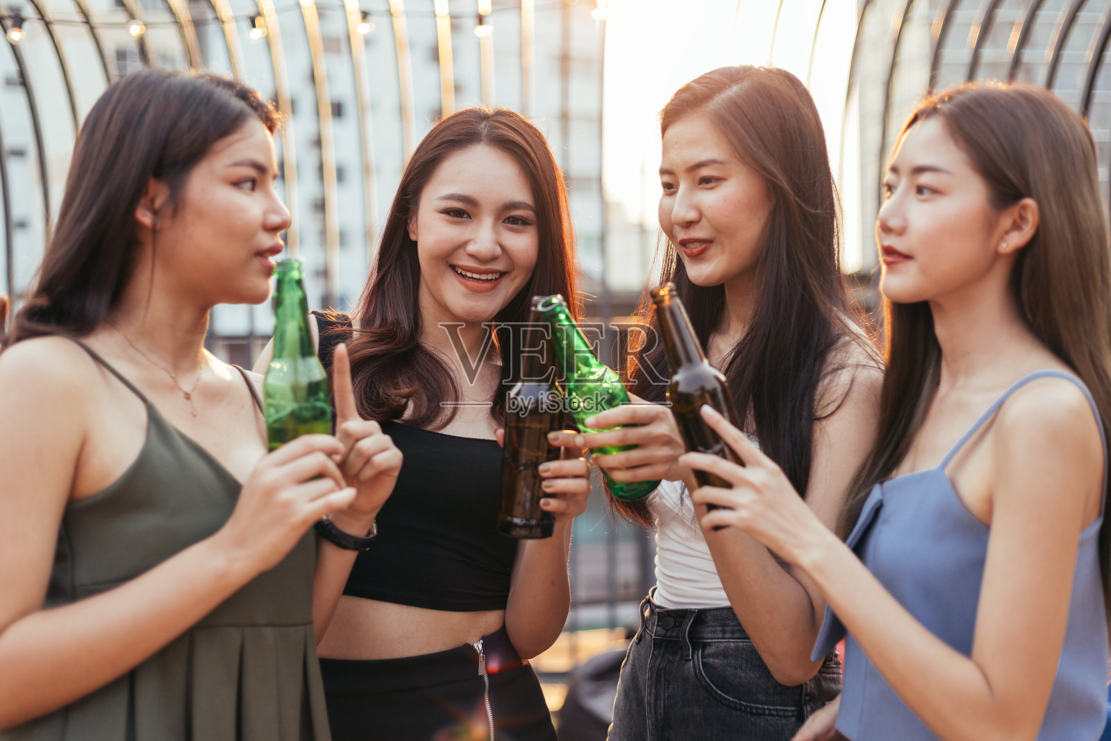 年轻女子在酒吧喝酒-蓝牛仔影像-中国原创广告影像素材