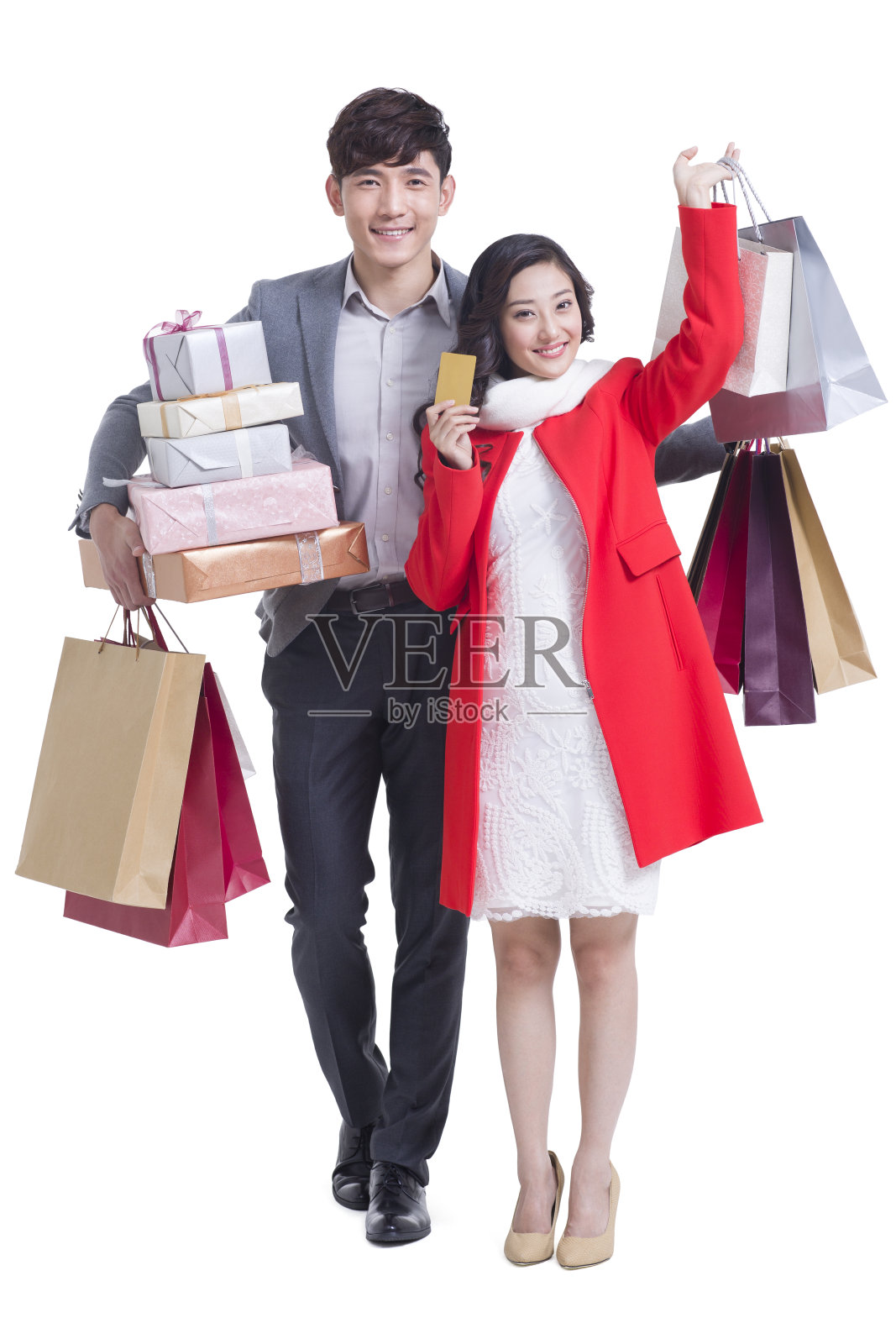 快乐的年轻夫妇用金卡购物照片摄影图片