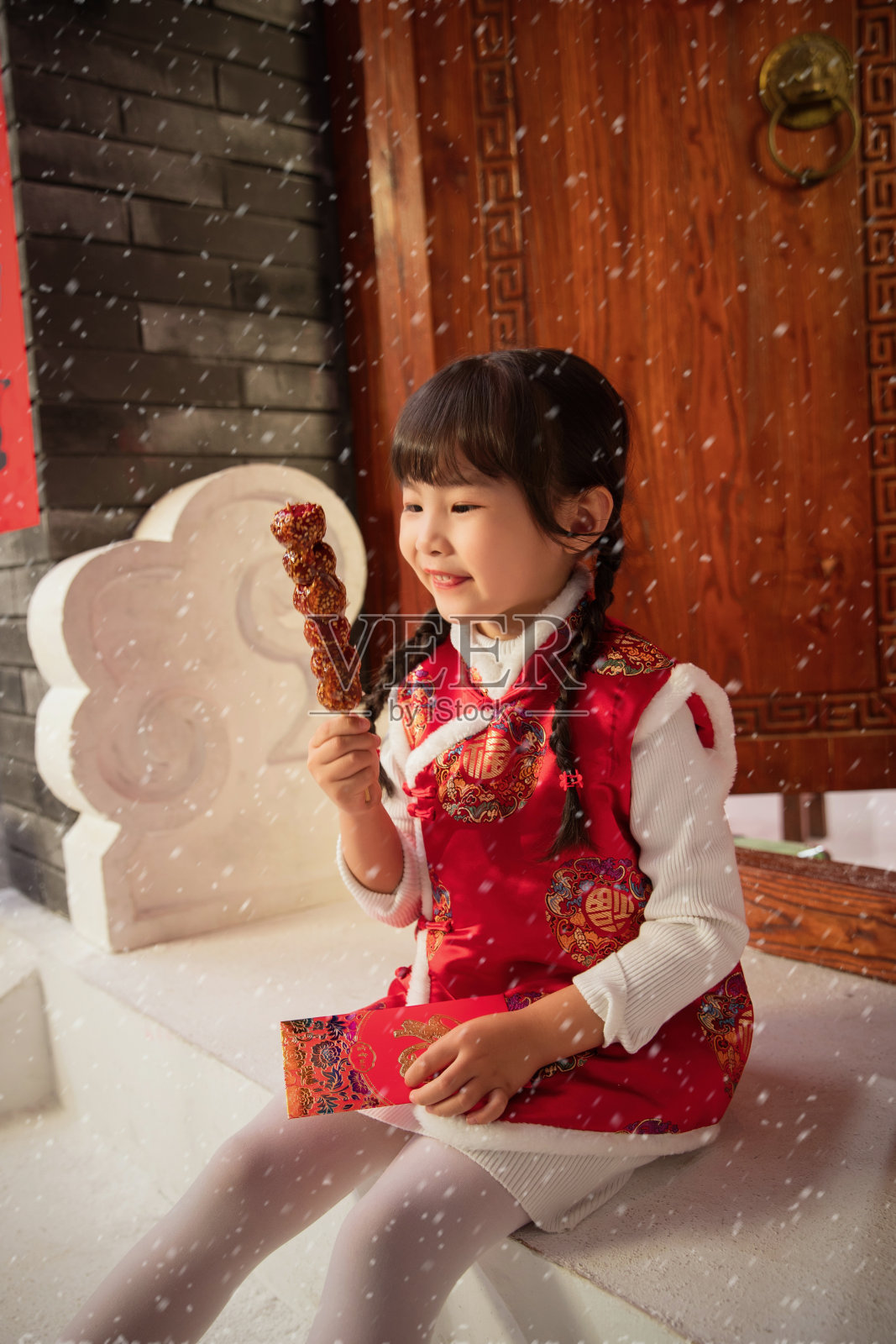吃糖葫芦的小女孩照片摄影图片