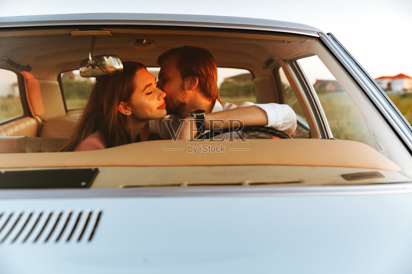 情侣坐在车里庆祝幸福婚姻情侣幸福情侣幸福的人图片下载 - 觅知网