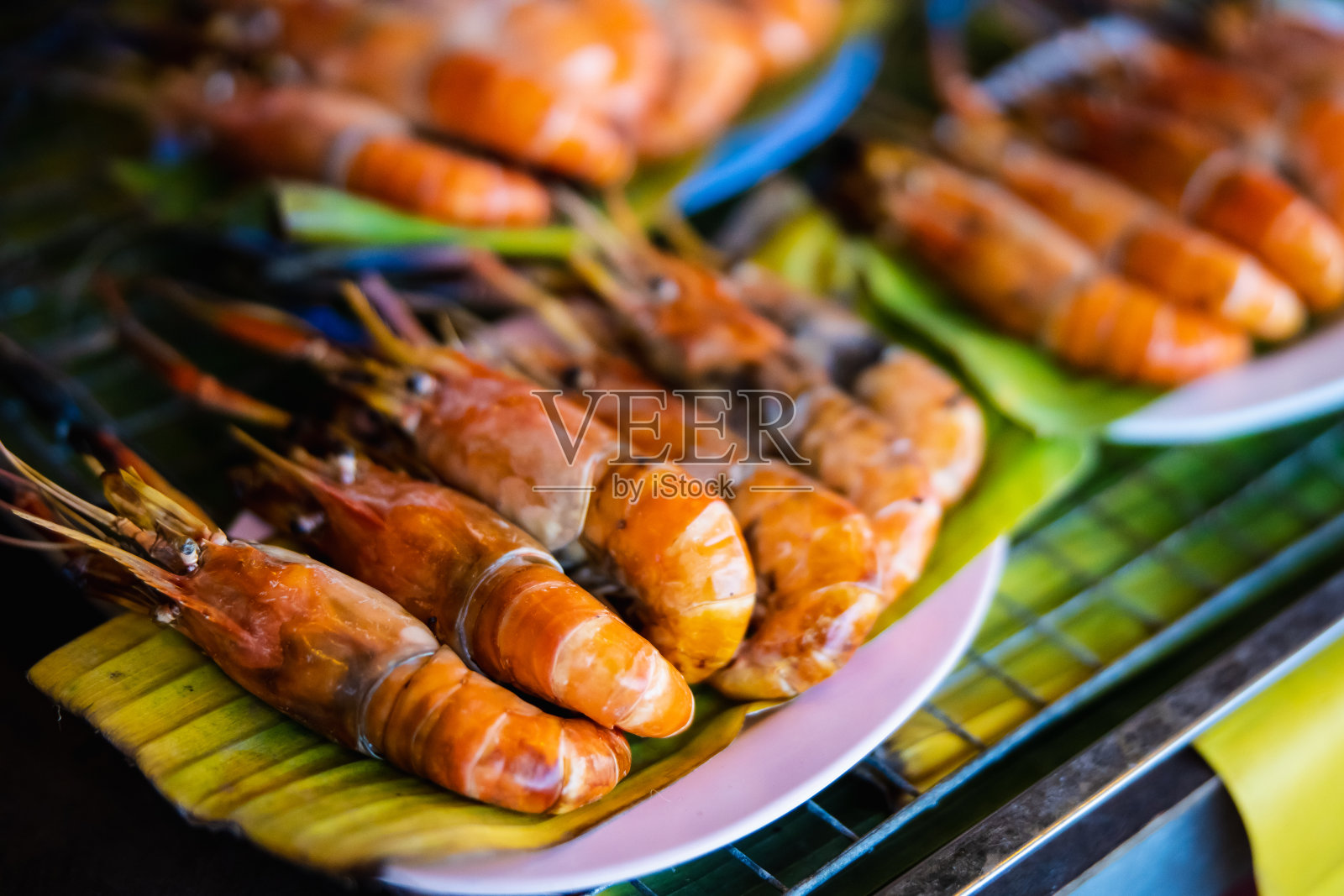 泰国餐厅用绿叶烤虾照片摄影图片