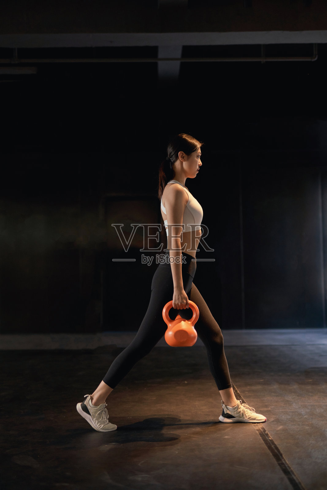 亚洲模特在健身房锻炼照片摄影图片