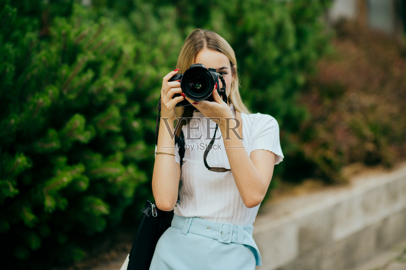 夏天街上的女摄影师照片摄影图片
