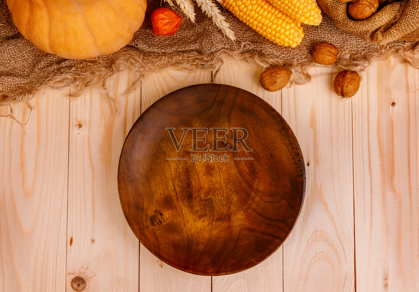 棕色盘子在木桌南瓜和秋季装饰接近照片摄影图片