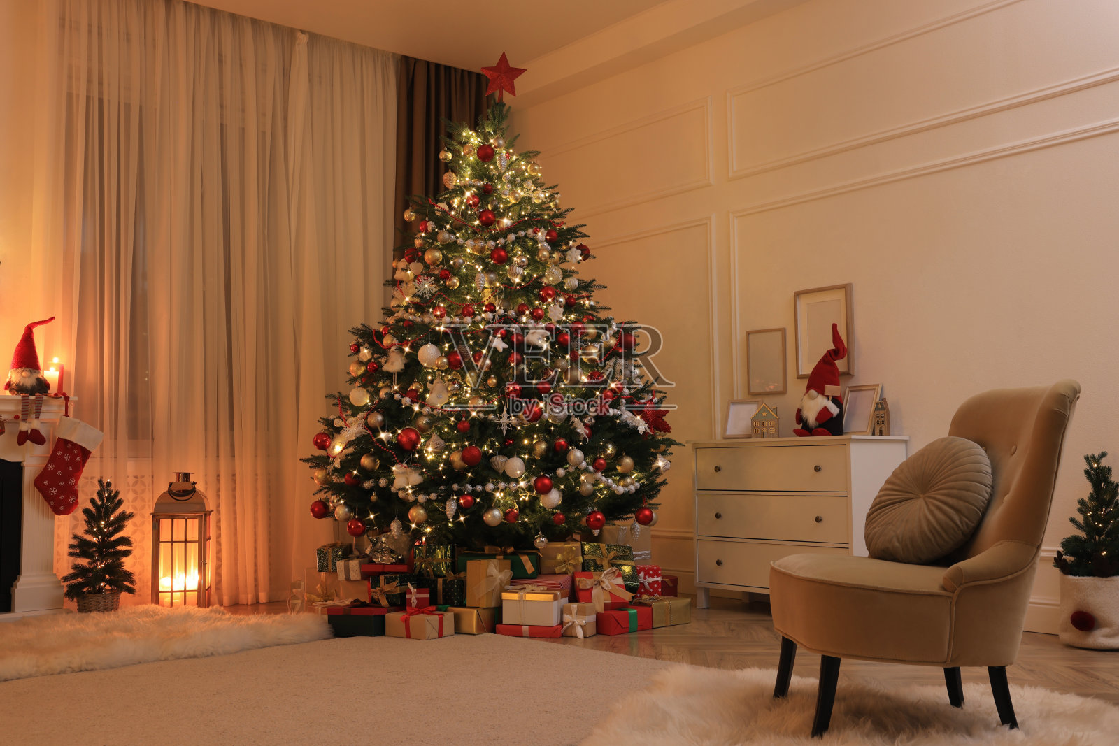 喜庆的客厅内饰有圣诞树和舒适的扶手椅照片摄影图片