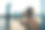 日落时分，一名女子用智能手机拍摄滨海湾素材图片