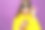 肖像惊讶的年轻女孩从智能手机短信在明亮的黄色毛衣，孤立在紫罗兰的背景素材图片