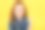 一个带着眼镜的微笑的小孩的肖像，孤立地指向黄色素材图片