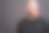 摄影棚里的一个肌肉发达的秃顶男人穿着黑色衬衫，背景是灰色素材图片