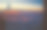 从舷窗可以看到美丽的景色。一架飞机的机翼在日落天空的背景与云突出在橙色。素材图片