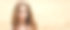 一个年轻女子的肖像，波浪的头发在麦田里。天然化妆品的概念素材图片