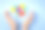 浅蓝色背景上的儿童手与彩色拼图心。世界自闭症意识日概念素材图片