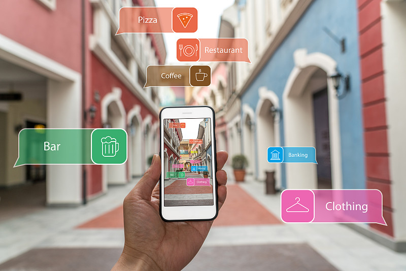 增强现实营销街。手持智能手机使用AR应用检查信息图片下载