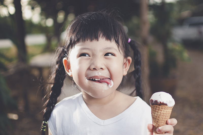 亚洲女孩吃冰淇淋。图片下载