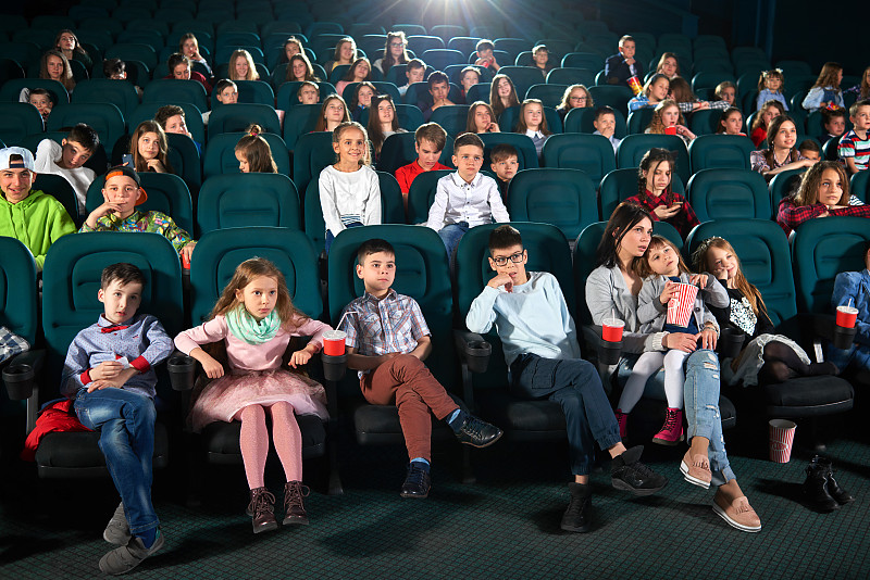 孩子们在电影院看电影图片下载