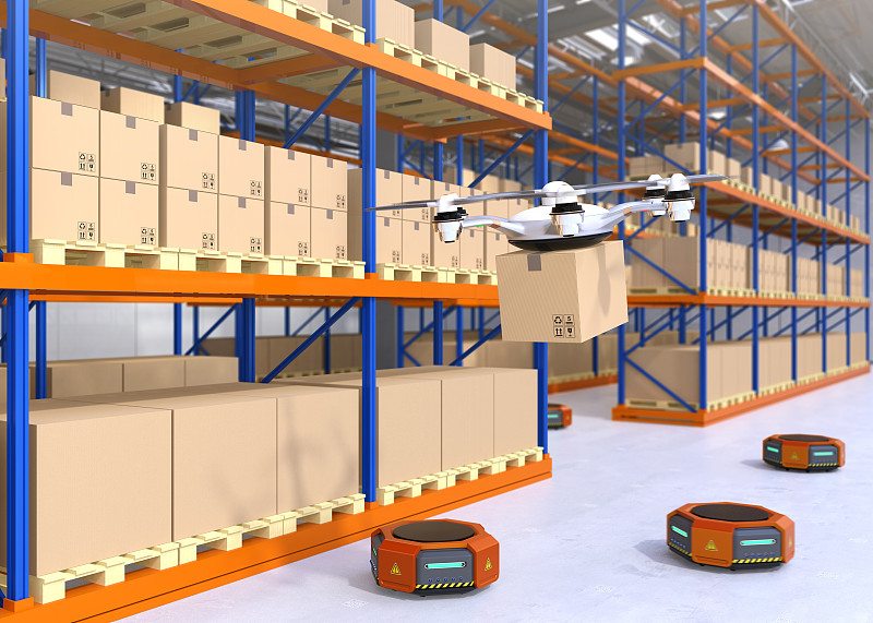 现代仓库中的无人机和橙色机器人图片下载