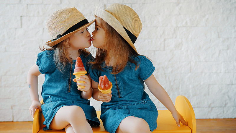 小女孩们亲吻自己，等待夏天的到来图片素材