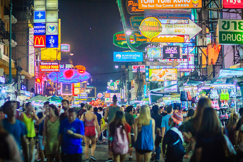 泰国曼谷——2017年3月2日:游客和背包客在考山路夜市参观。考山路是曼谷著名的廉价酒店和宾馆区。图片素材